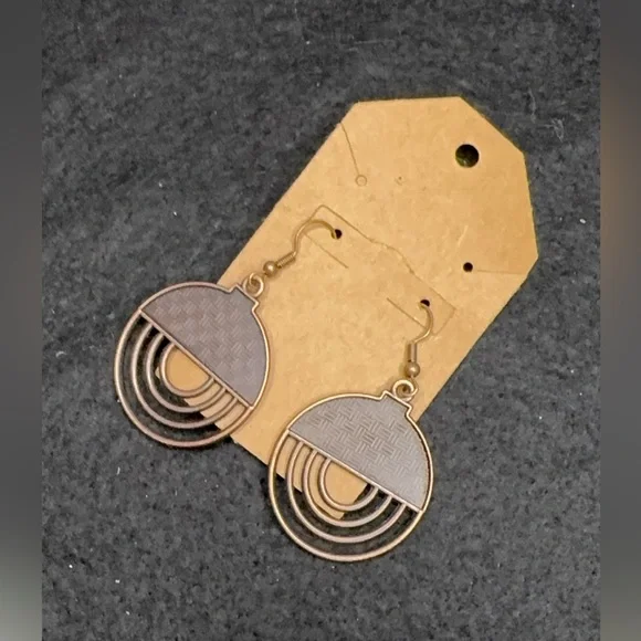 Fashion Earrings NWOT Brass Tone - Picture 1 of 3